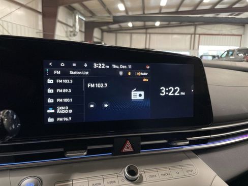 Used 2024 Hyundai Elantra Limited image 19