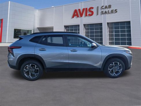 Used 2025 Chevrolet Trax LT w/ LT Convenience Package image 7