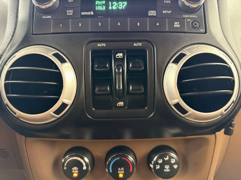 Used 2014 Jeep Wrangler Unlimited Sahara w/ Connectivity Group AWD/4WD image 39