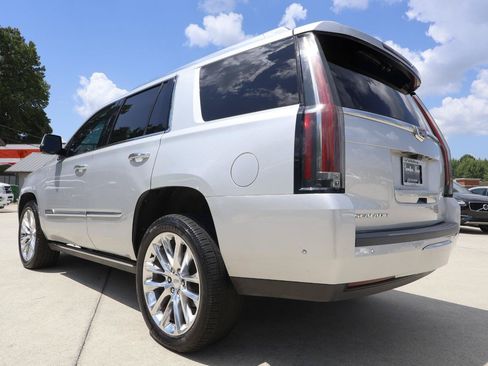 Used 2017 Cadillac Escalade Premium Luxury AWD/4WD image 4