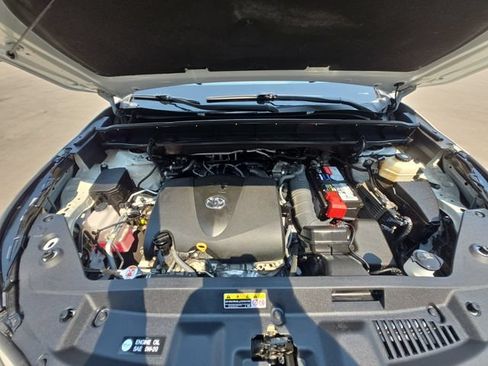 Used 2021 Toyota Highlander XLE AWD/4WD image 24