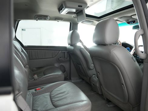 Used 2010 Toyota Sienna XLE Limited image 38