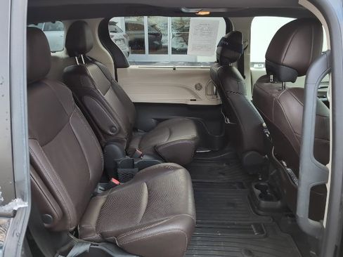 Used 2021 Toyota Sienna Platinum image 23