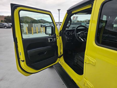 Used 2023 Jeep Wrangler Unlimited Sahara AWD/4WD image 19