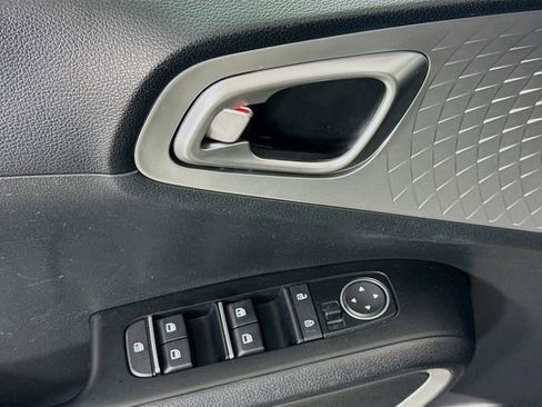 Used 2023 Kia Soul LX w/ LX Technology Package FWD image 17