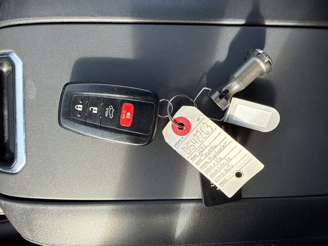 Used 2021 Toyota Highlander XLE AWD/4WD image 39