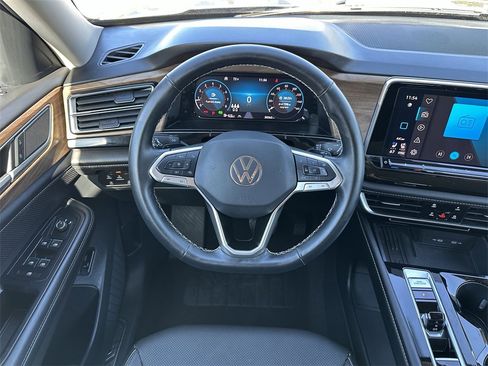 Used 2025 Volkswagen Atlas SE image 14