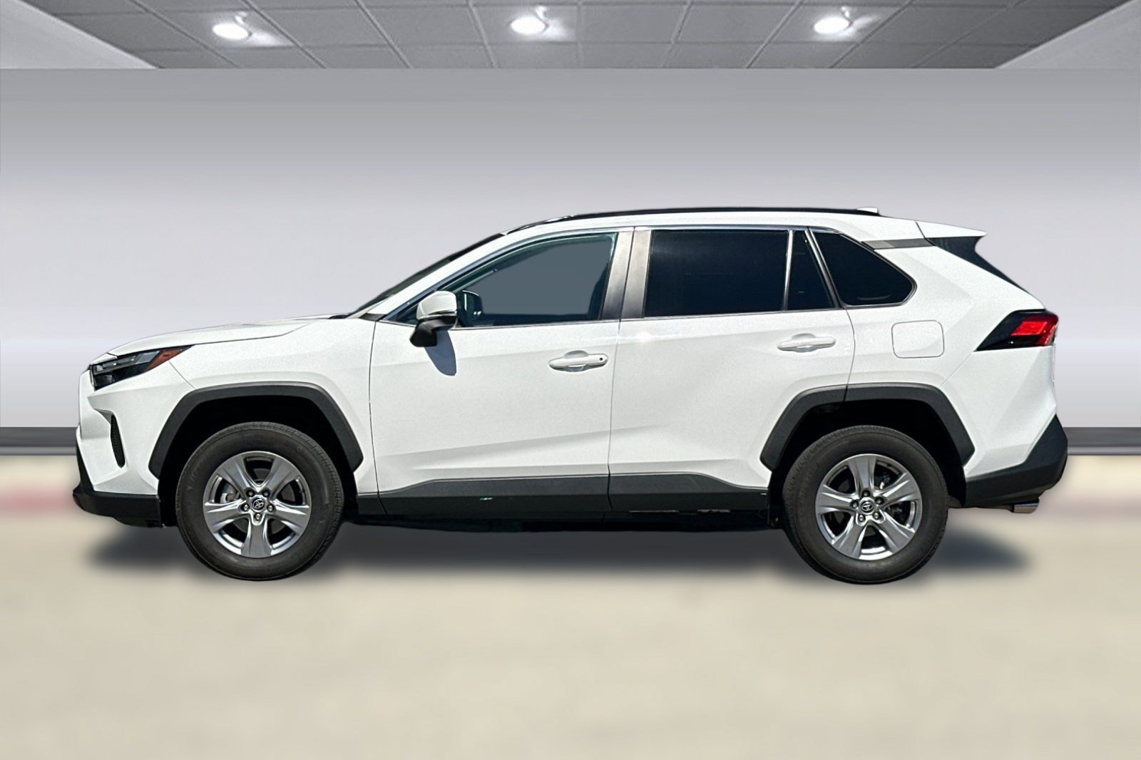 Used 2024 Toyota RAV4 XLE w/ Convenience Package FWD image 2