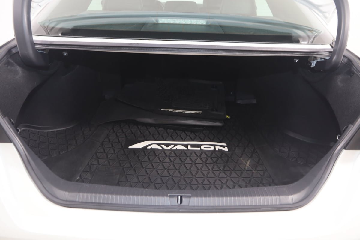 Used 2019 Toyota Avalon XLE w/ Moonroof Package FWD image 39