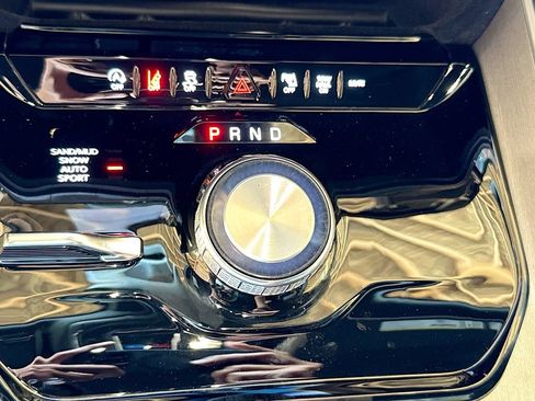 Used 2025 Jeep Wagoneer 4WD image 18