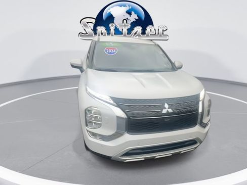 Used 2024 Mitsubishi Outlander SE image 3