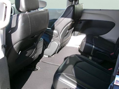 Used 2024 Chrysler Pacifica Touring-L FWD image 9