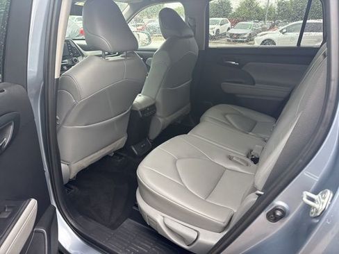 Used 2021 Toyota Highlander XLE image 9