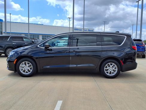 Used 2024 Chrysler Pacifica Touring-L image 3