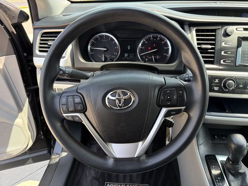 Used 2015 Toyota Highlander LE AWD/4WD image 18