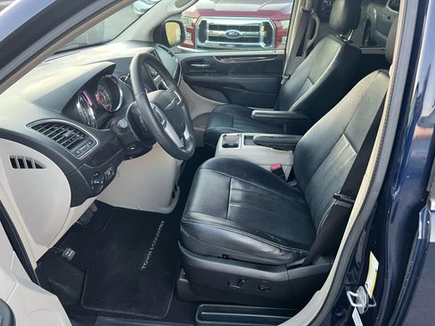 Used 2013 Chrysler Town & Country Touring-L w/ Entertainment Group #2 FWD image 6