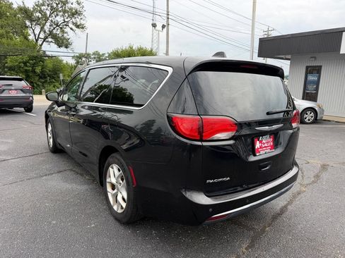 Used 2017 Chrysler Pacifica Touring Plus w/ Tire & Wheel Group FWD image 8