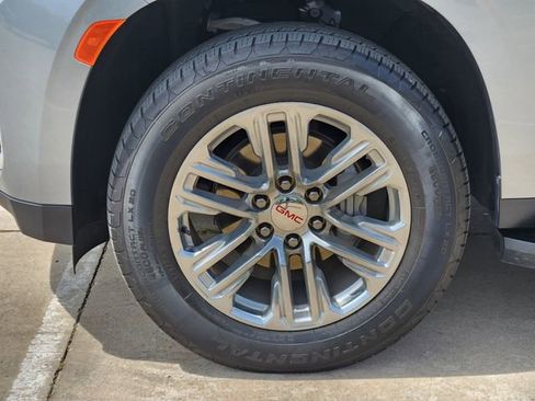 Used 2024 GMC Yukon SLT w/ SLT Luxury Package image 10