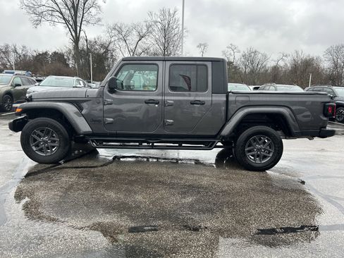 Used 2024 Jeep Gladiator Sport image 4