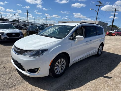 Used 2017 Chrysler Pacifica Touring-L FWD image 1