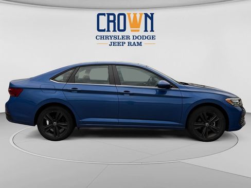 Used 2022 Volkswagen Jetta SE FWD image 2
