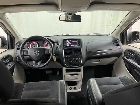 Used 2019 Dodge Grand Caravan SE w/ UConnect Hands-Free Group image 21