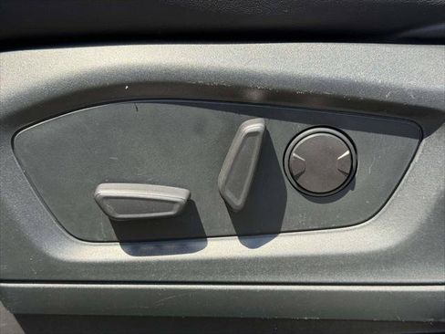 Used 2022 Ford Explorer XLT w/ Equipment Group 202A AWD/4WD image 20