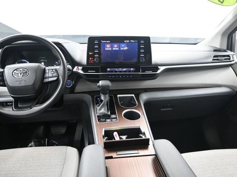 Used 2024 Toyota Sienna LE image 30