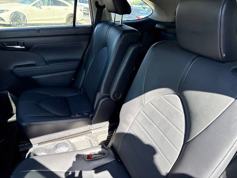 Used 2021 Toyota Highlander XLE AWD/4WD image 24