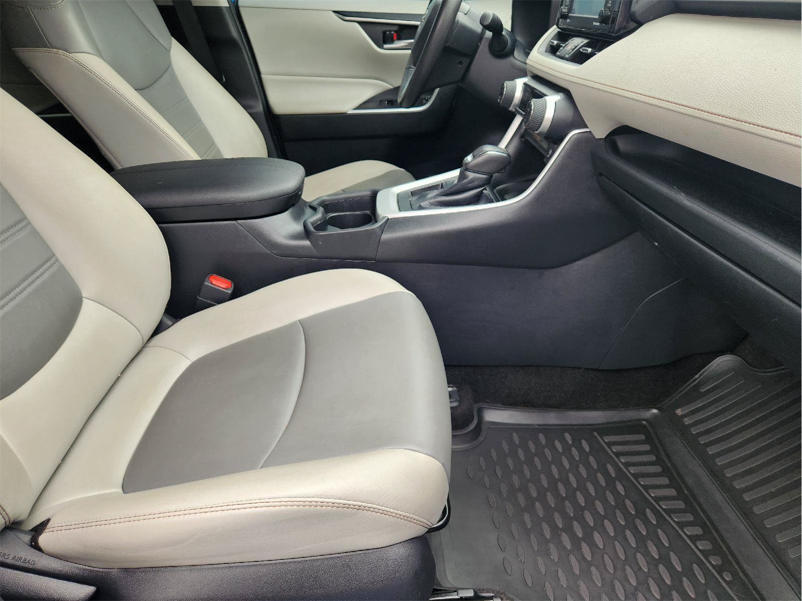 Used 2020 Toyota RAV4 XLE Premium FWD image 14