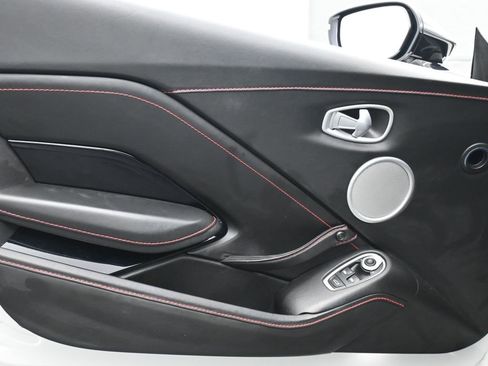 Used 2021 Aston Martin V8 Vantage Coupe image 9