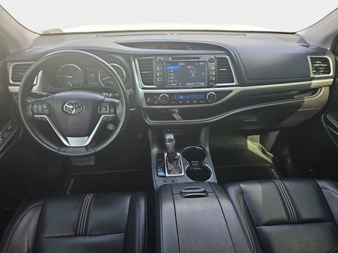 Used 2019 Toyota Highlander SE w/ Nightshade Edition AWD/4WD image 10