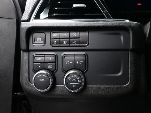 Used 2025 Chevrolet Suburban RST AWD/4WD image 16