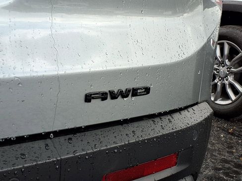 Used 2023 GMC Acadia SLT w/ Elevation Edition image 5