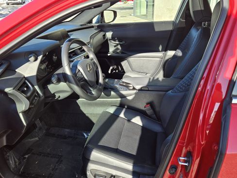 Used 2022 Lexus UX 250h w/ Premium Package image 4