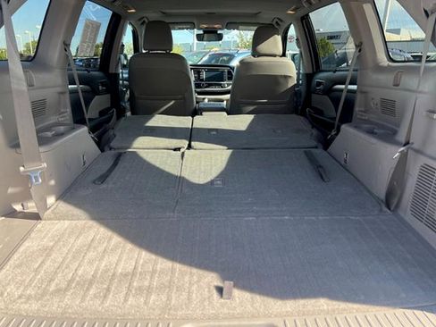 Used 2018 Toyota Highlander XLE AWD/4WD image 13