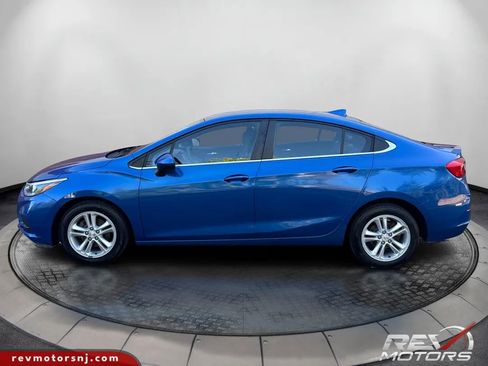 Used 2016 Chevrolet Cruze LT FWD image 2