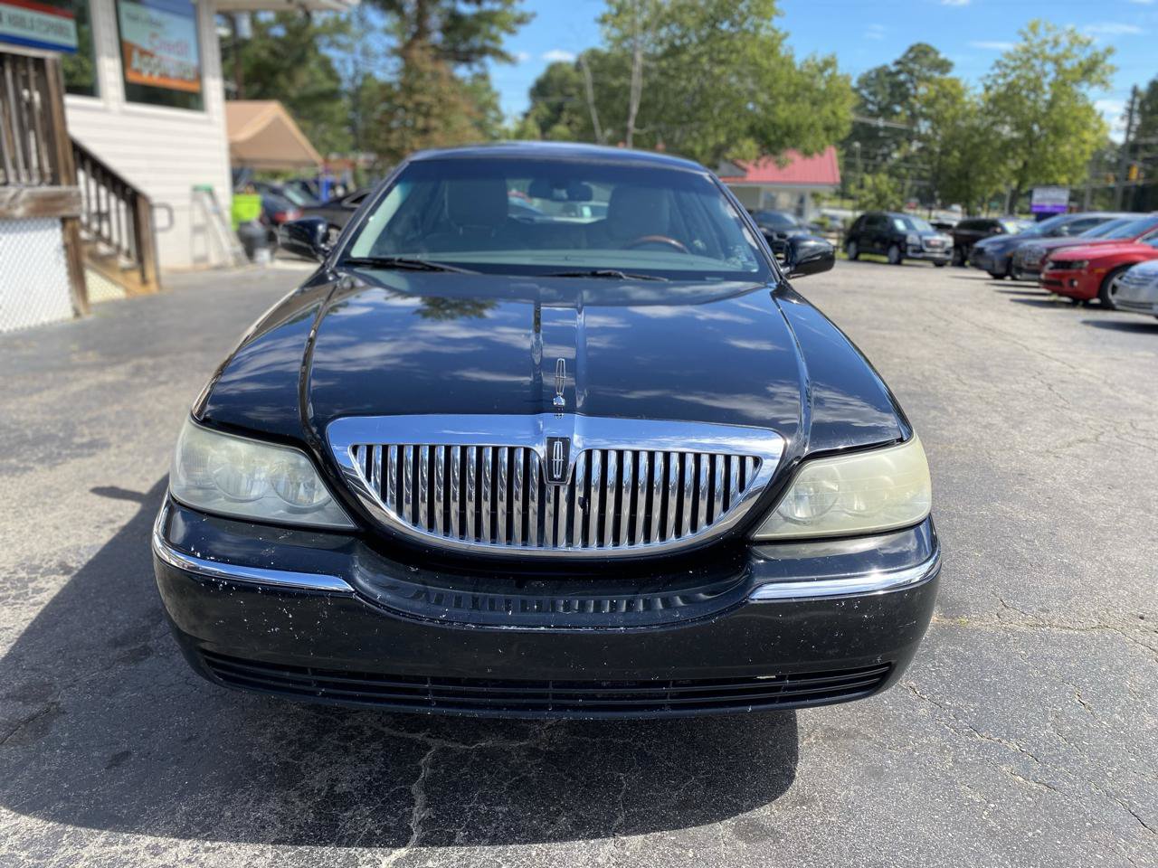 Used 2011 Lincoln Town Car Signature Limited RWD image 2