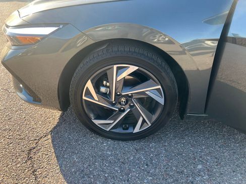 Used 2025 Hyundai Elantra Limited image 30