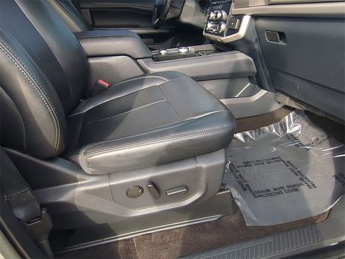 Used 2022 Ford Expedition XLT image 25