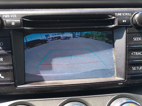 Used 2017 Toyota RAV4 LE AWD/4WD image 10