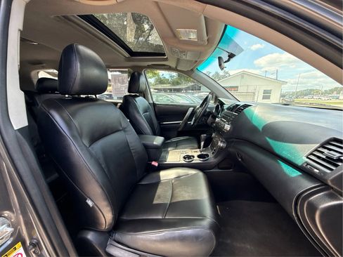 Used 2010 Toyota Highlander SE FWD image 16
