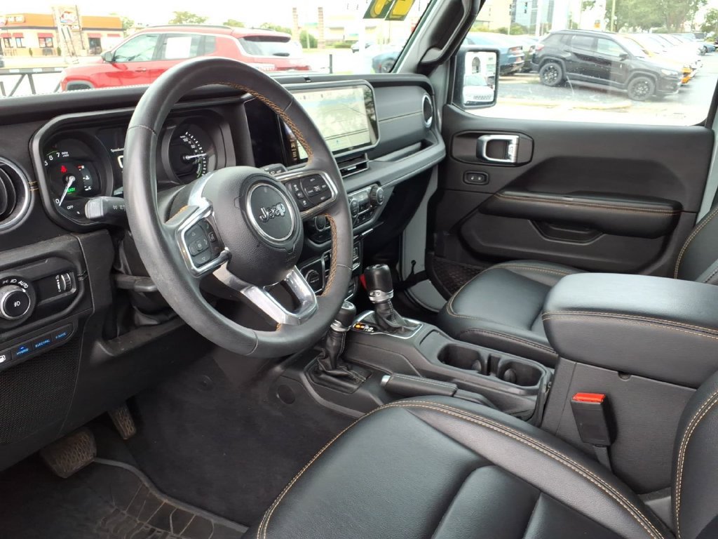Certified 2024 Jeep Wrangler Unlimited Sahara w/ Technology Group AWD/4WD image 8
