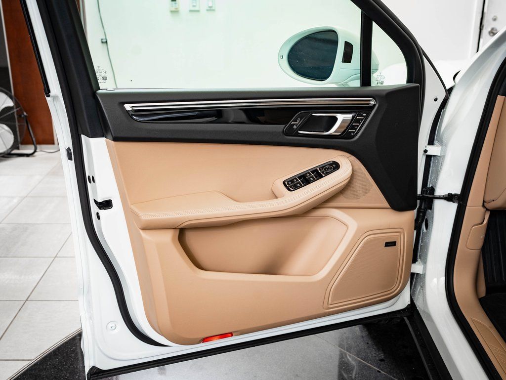 Certified 2026 Porsche Macan AWD/4WD image 29