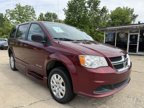 Used 2018 Dodge Grand Caravan SE w/ UConnect Hands-Free Group FWD image 3