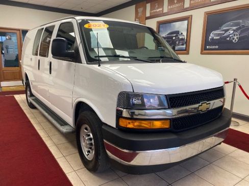 Used 2021 Chevrolet Express 2500 w/ Driver Convenience Package image 5