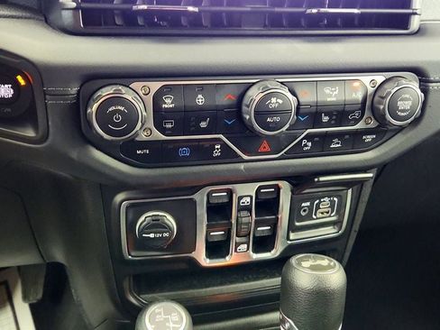 Used 2025 Jeep Wrangler Unlimited Sahara w/ Safety Group AWD/4WD image 17