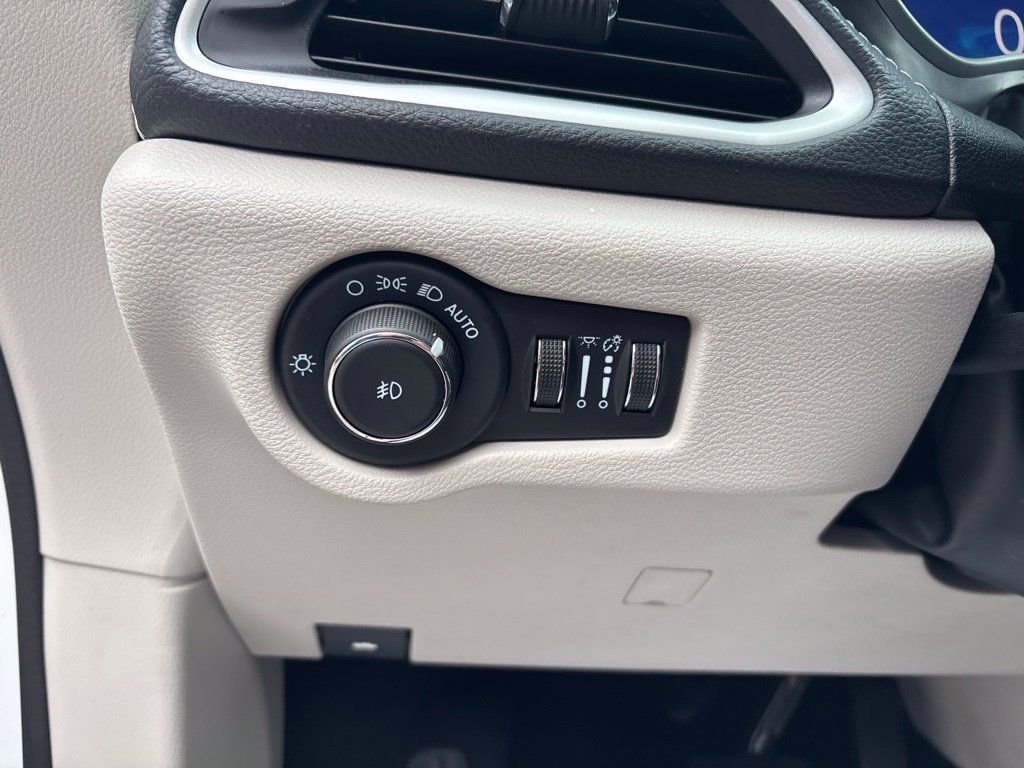 Used 2024 Chrysler Pacifica Limited FWD image 33