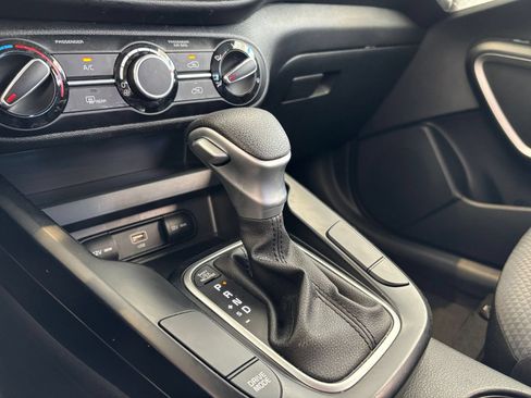Used 2025 Kia Soul LX w/ LX Technology Package FWD image 41