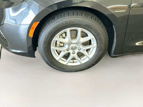 Used 2023 Chrysler Pacifica Touring-L FWD image 11